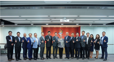 Visit to Hong Kong Institute of Engineers. Pictured 17 people giving a thumbs up to the camera. 