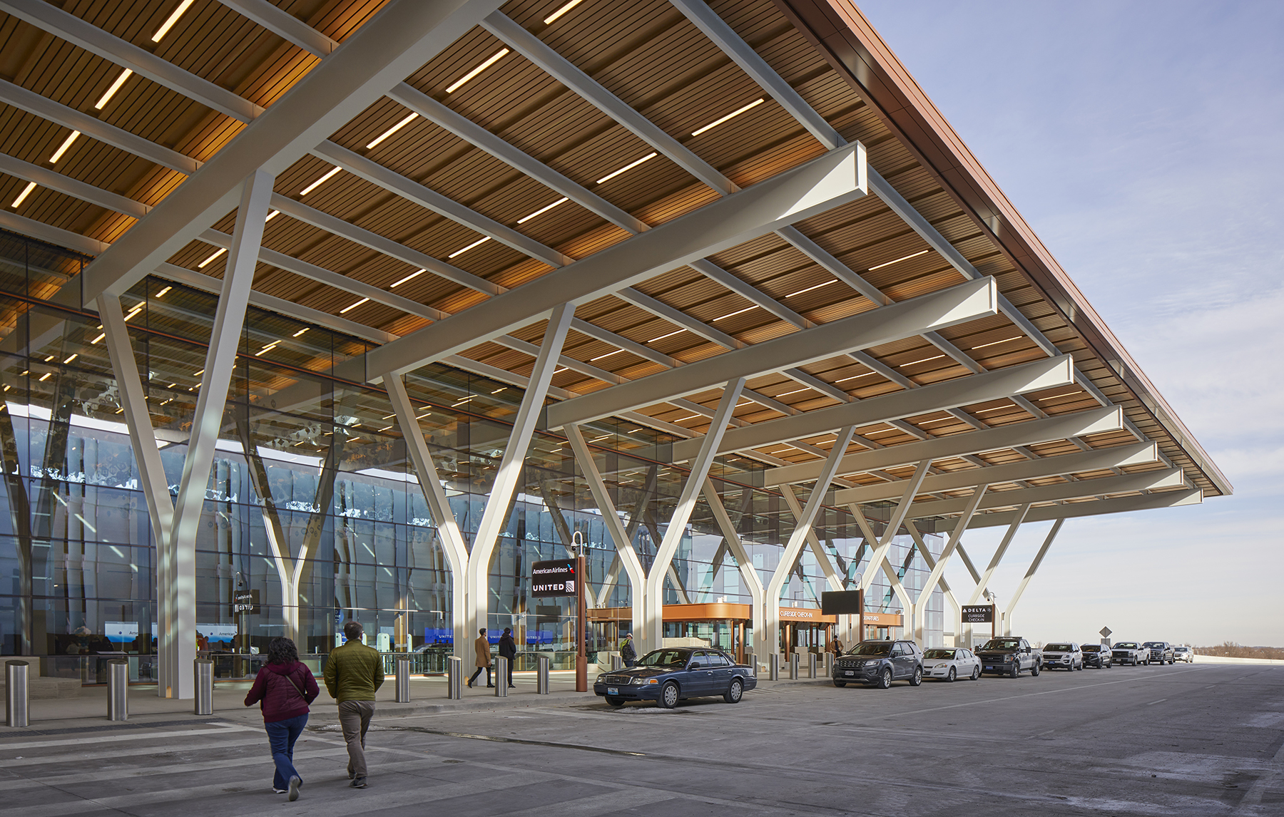 The signature design motif of the 1.1 million sq ft new terminal project is a roof that cantilevers 35 ft out from the arrivals hall. (Image courtesy of Lucas Blair Simpson/© SOM) 