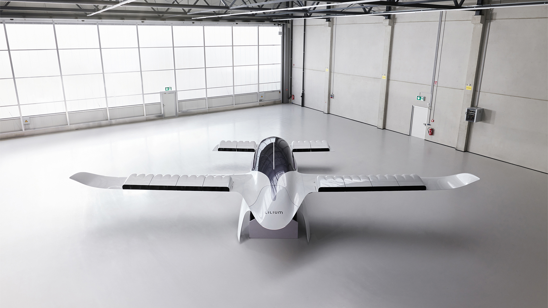 PLANE IN AIR HANGER (Image courtesy of Lilium) 